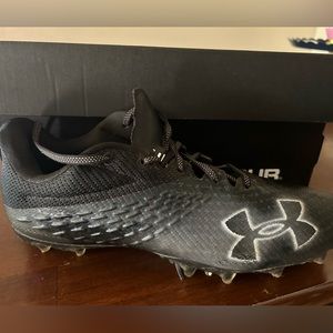 Under armour men’s football cleats size 11. Only worn a few times.